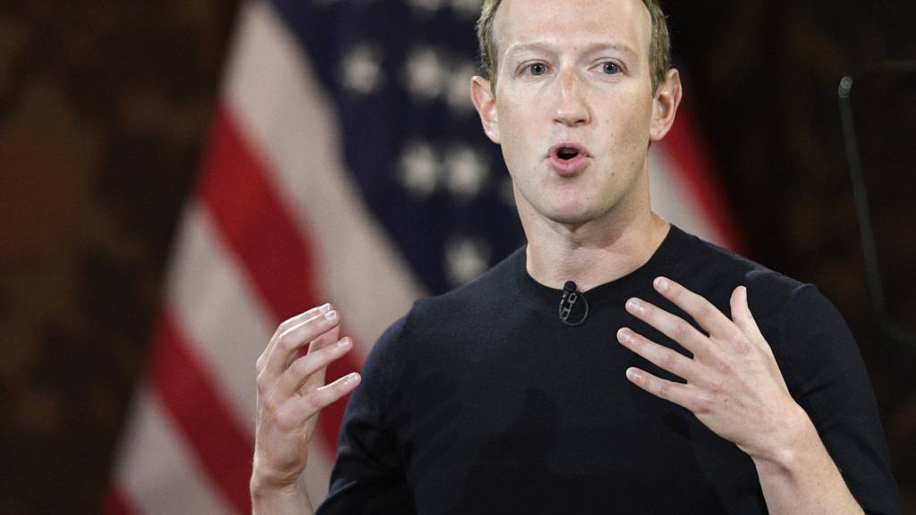 ARCHIV - Facebook-Chef Mark Zuckerberg teilte mit, dass seine Plattformen den scheidenden US-Präsidenten D. Trump bis auf Weiteres sperren. Foto: Nick Wass/AP/dpa