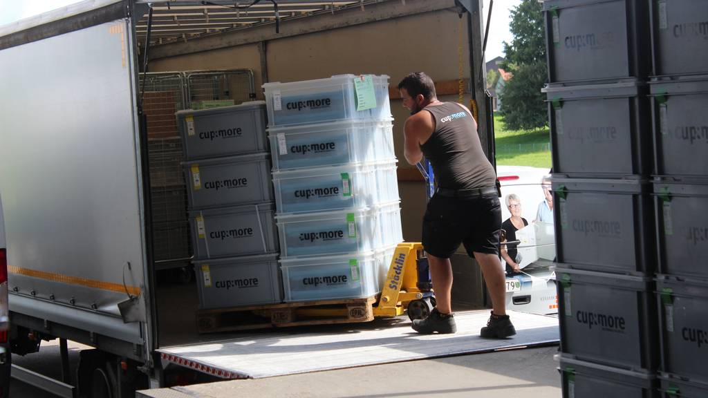 Die Kisten werden für den Transport geladen. (Bild: FM1Today/Lara Abderhalden)