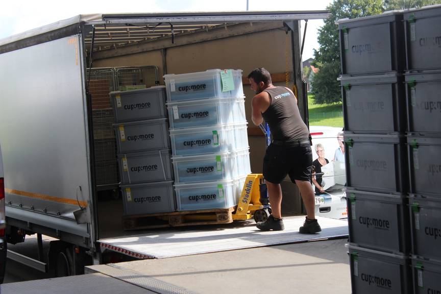 Die Kisten werden für den Transport geladen. (Bild: FM1Today/Lara Abderhalden)