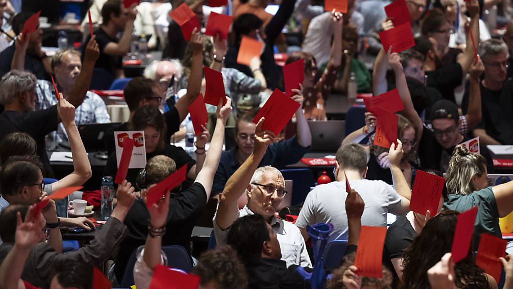 Die Mitglieder der SP haben am Samstag in Biel einen neuen Anlauf für eine Einheitskrankenkasse beschlossen.  Quelle: KEYSTONE Fotograf: PETER SCHNEIDER Restriktionen: © KEYSTONE / PETER SCHNEIDER