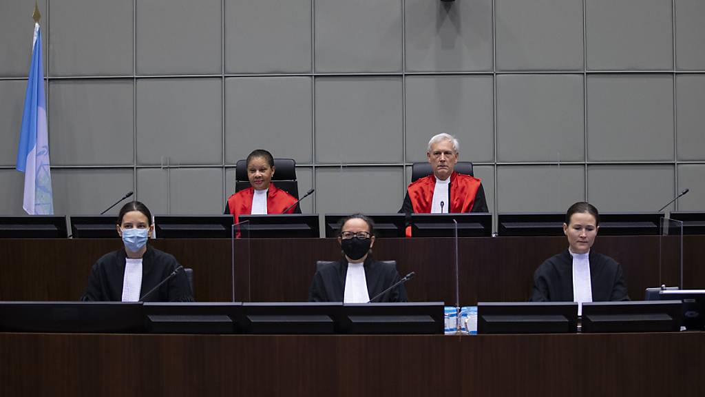 Der Vorsitzende Richter David Re (r) und Richterin Janet Nosworthy sitzen vor einer Sitzung des von den Vereinten Nationen unterstützten Libanon-Sondergerichts auf der Richterbank. Foto: Peter Dejong/AP/dpa