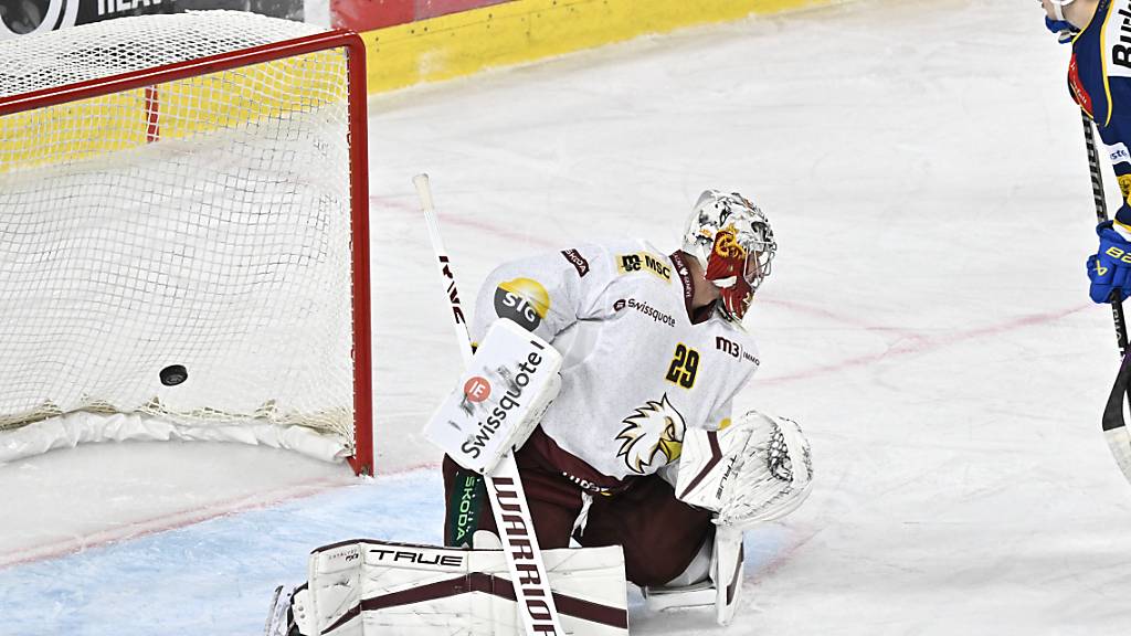 Ein bezeichnendes Bild in dieser Saison: Der Puck hinter Servettes Goalie Robert Mayer im Netz