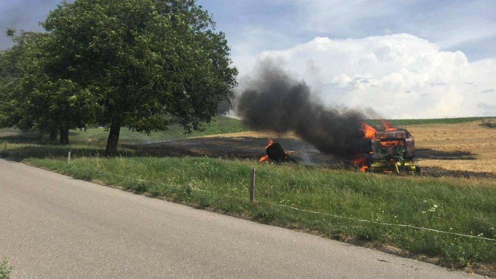 In Murten FR ist am Mittwoch an der Prehlstrasse eine Ballenpresse in Flammen aufgegangen.