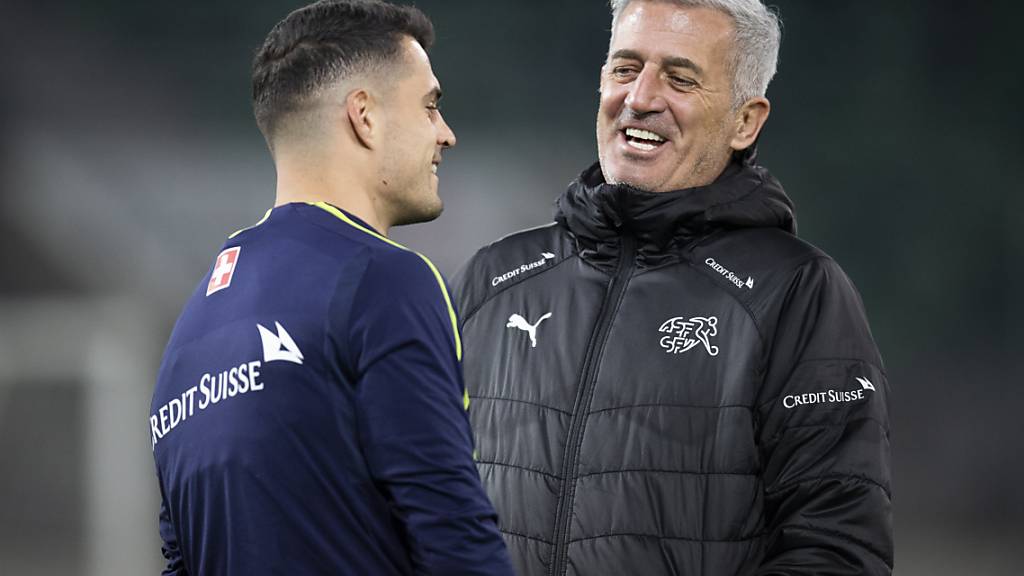 Nationalcoach Vladimir Petkovic im Gespräch mit seinem Captain Granit Xhaka