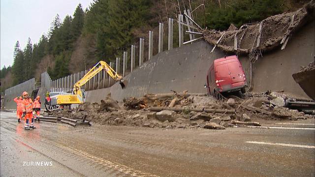 Erdrutsche halten Wetterlage angespannt