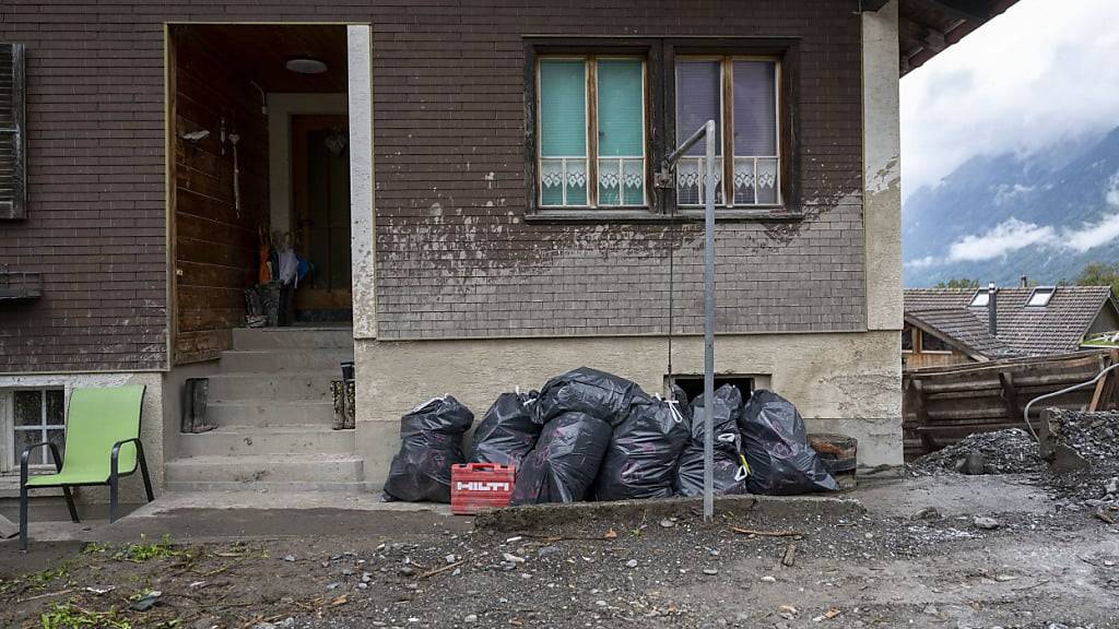 Nach dem Unwetter wird überall am Brienzer Mühlebach aufgeräumt,