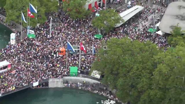 Im siebten Himmel: Street Parade aus der Luft