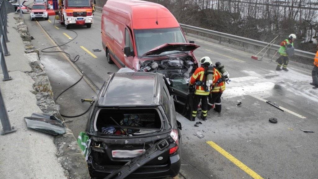 Brennendes Auto und fünf Verletzte: 72-jähriger Lenker gerät bei Bennau SZ auf die Gegenfahrbahn.
