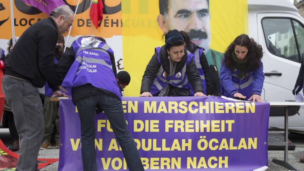 Unter dem Slogan «Frauen laufen für die Freiheit Öcalans» sind am 4. Februar Frauen zu einem Marsch von Bern nach Strassburg gestartet. Kurden aus ganz Europa protestierten dort am Samstag für Öcalans Freilassung.