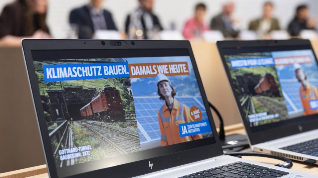 Befürworterinnen und Befürworter der Klimafonds-Initiative stellen ihre Kampagne in Bern den Medien vor.