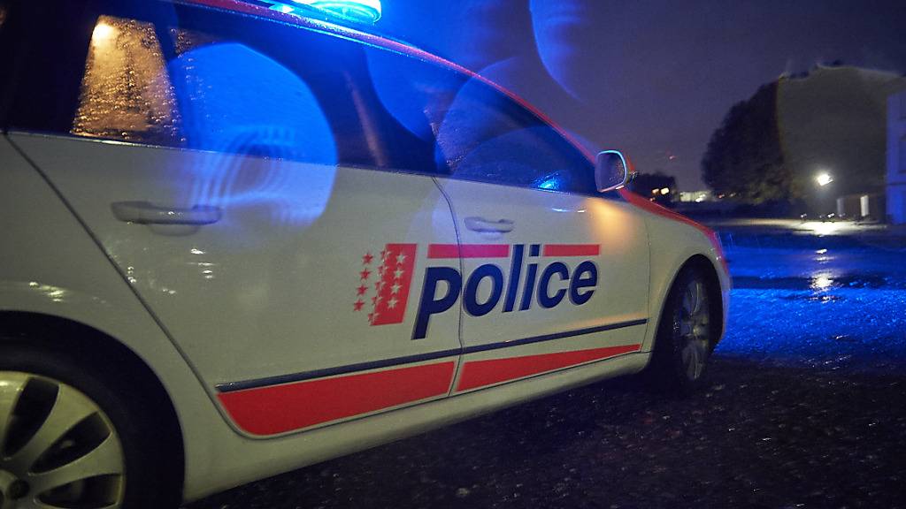 Erfolgloses Wettrennen mit der Polizei: In der Nacht auf Sonntag stoppten die Sicherheitskräfte im Wallis einen 17-Jährigen aus Frankreich, der sich einer Kontrolle entzogen hatte. (Symbolbild)