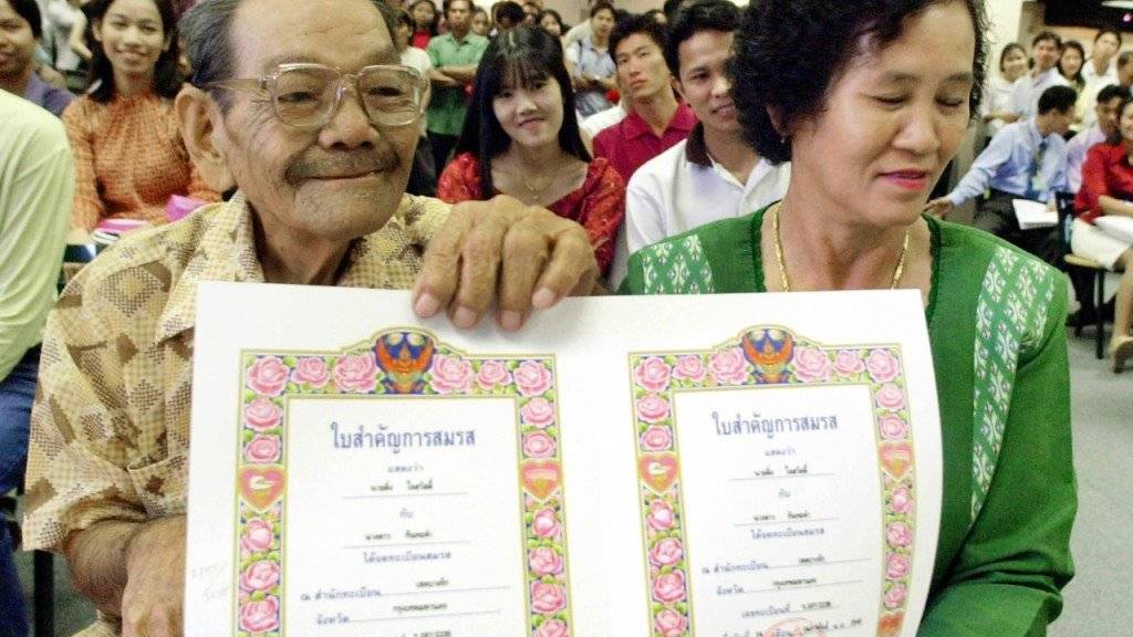 Goldige Hochzeitsurkunde: Ein 81-jähriger Bräutigam und seine 58-jährige Frau liessen sich in Bangkok am Valentinstag trauen. (Archivbild)