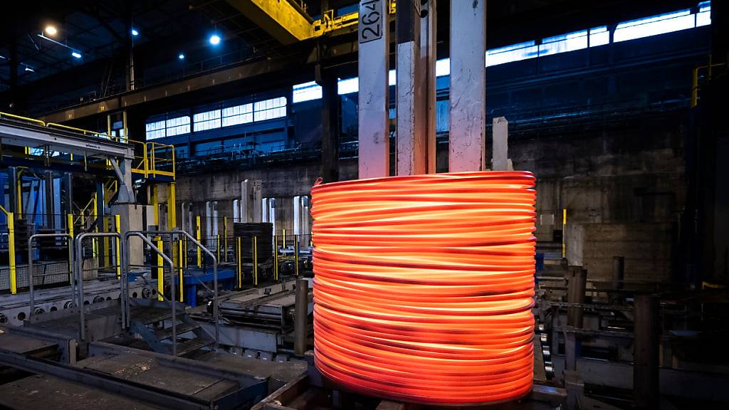 Der Stahlkonzern Swiss Steel verzeichnete im ersten Halbjahr tiefere Absatz- und Umsatzzahlen und schrieb erneut rote Zahlen. (Archivbild)