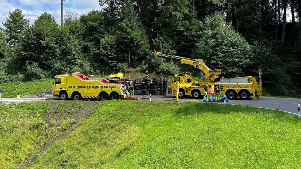 Bei Heiden flossen 10'000 Liter Gülle aus einem gekippten Tanklastwagen. Ein grosser Teil davon landete in einem Bach.