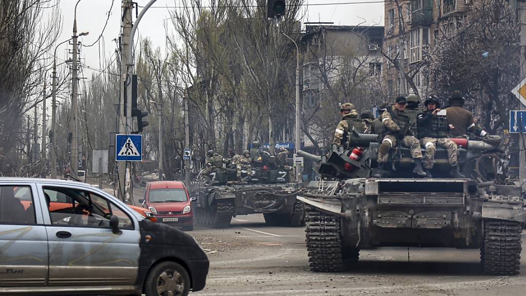Russische Panzer fahren entlang einer Straße in einem von den von Russland unterstützten Separatisten kontrollierten Gebiet. Foto: Alexei Alexandrov/AP/dpa