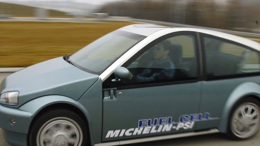 Autos mit Wasserstoffantrieb gibt es schon lange: Der von Michelin und dem Paul-Scherrer-Institut entwickelte Prototyp im Bild etwa wurde 2006 präsentiert. Eine Entwicklung der ETH Lausanne soll nun das Problem der fehlenden Tankstellen lösen.