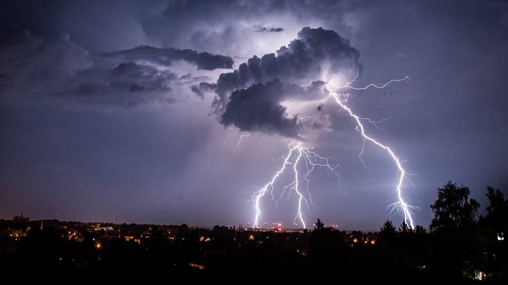 Gewitterfront zieht mit 16'000 Blitzen über die Schweiz hinweg