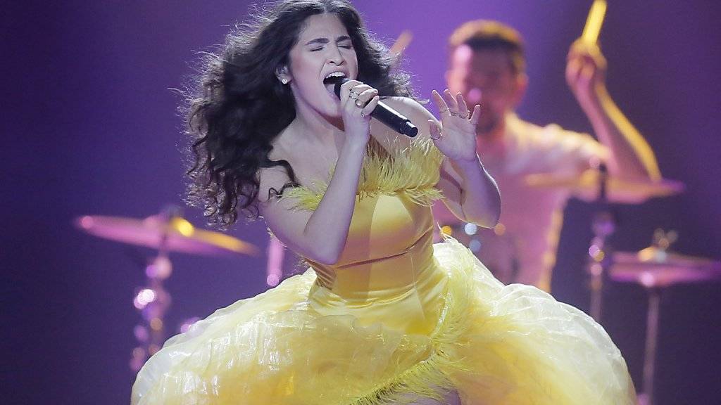 In ihrem Kleid sehe Miruna Manescu der Schweizer Gruppe Timebelle aus wie ein explodierter Kanarienvogel, wird gefrotzelt. Sollte es am morgigen Donnerstag nicht für einen Finalplatz reichen, wird's wohl aber nicht an der Robe liegen.