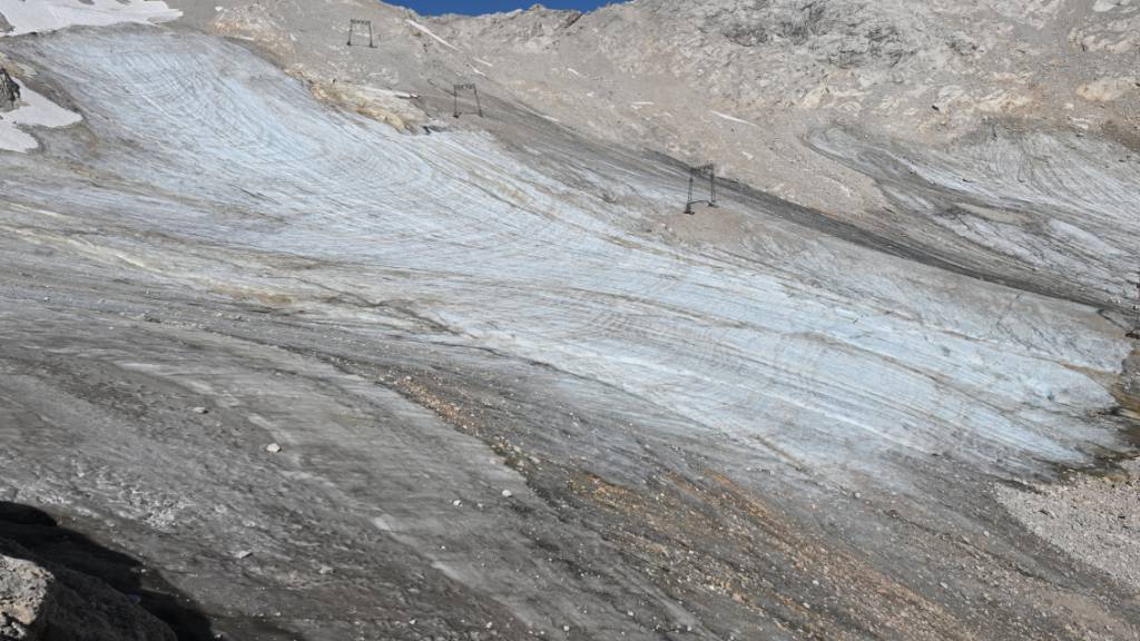 PRODUKTION - Kaum noch Schnee aber dafür viel Geröll liegt auf dem Nödlichen Schneeferner - Gletscher auf dem Zugspitzplatt. Foto: Angelika Warmuth/dpa