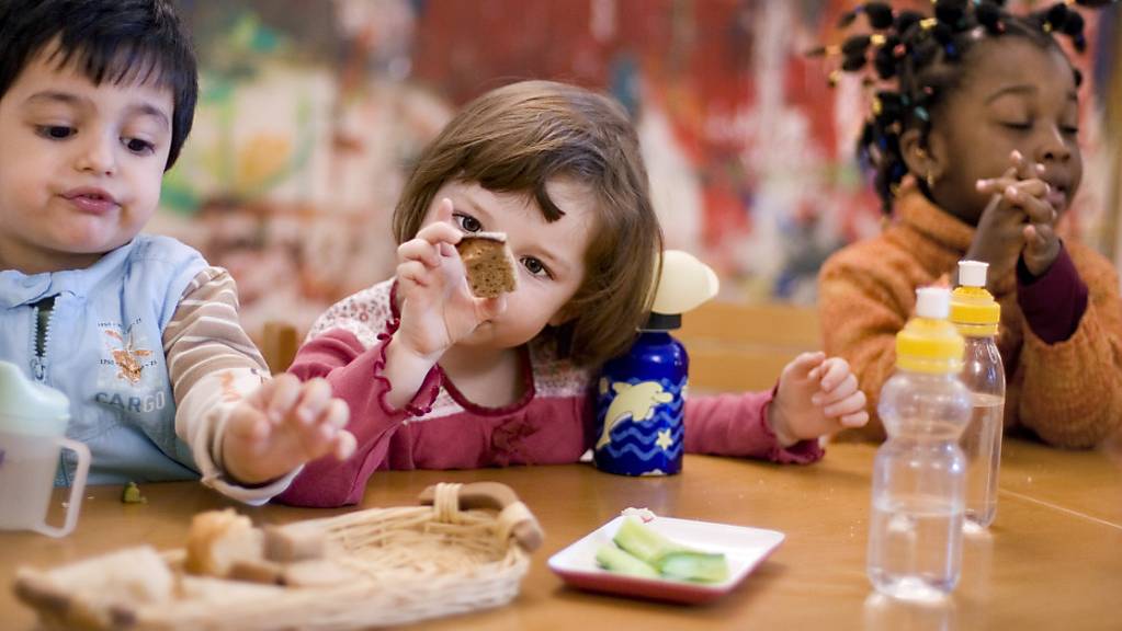 Viele Menschen wissen, dass Kleinkinder an einer Murmel oder einer Erdnuss ersticken können. Dass diese Gefahr auch für andere Lebensmittel gilt, wird gemäss der Beratungsstelle für Unfallverhütung oft unterschätzt. (Archivbild)