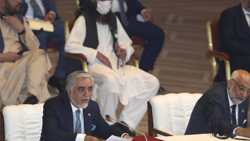 Abdullah Abdullah (l), Vorsitzender des Hohen Rats für Versöhnung, spricht bei der Eröffnungssitzung der Friedensgespräche zwischen der afghanischen Regierung und den Taliban. Foto: Hussein Sayed/AP/dpa