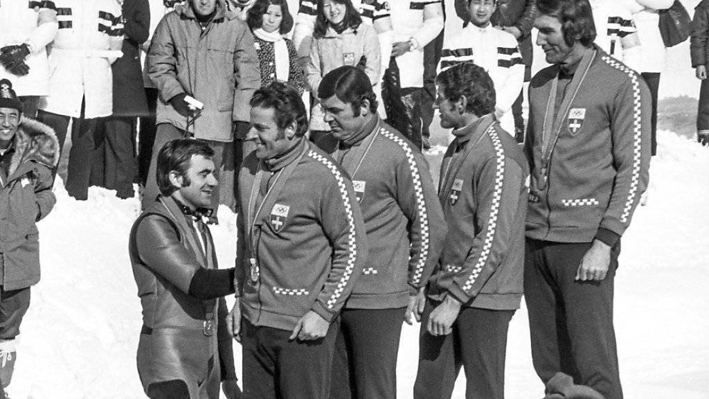 Siegerehrung im Februar 1972 an den Olympischen Winterspielen in Sapporo: Das Schweizer Team mit Jean Wicki, Hans Leutenegger, Werner Camichel und Edy Hubacher (von links nach rechts) gewinnt Gold