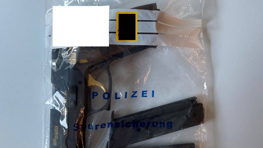 Eine der Schusswaffen, die die Polizei bei Kontrollen in Bars, Clubs und Dancings sichergestellt hat.