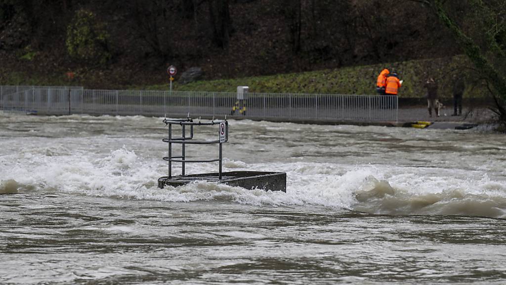 Die Aare führt Hochwasser im Mattequartier in Bern.