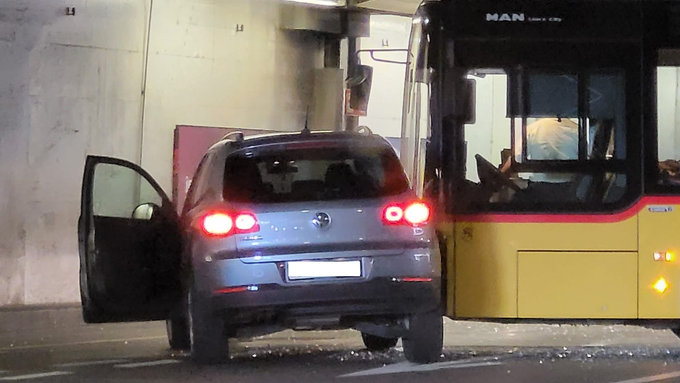 Postauto kollidiert frontal mit Auto am Bahnhof Bern 