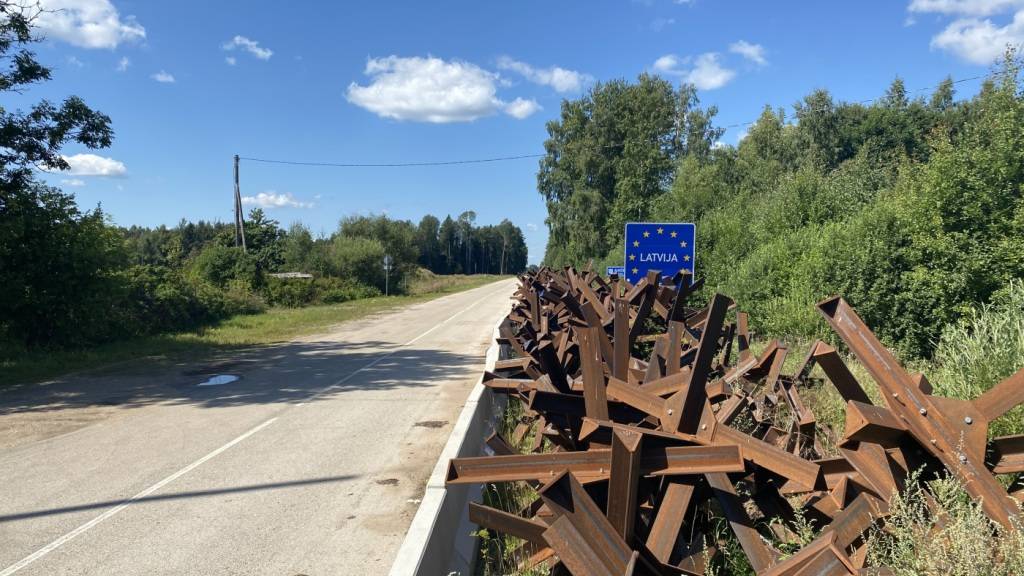 Ein Schild mit der Aufschrift «Latvijas» und Panzersperren stehen an der Grenze zu Belarus. Foto: Alexander Welscher/dpa
