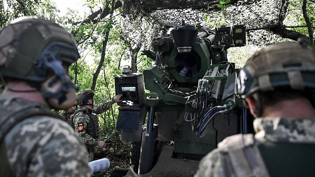 ARCHIV - Soldaten der 55. Artilleriebrigade befinden sich in einem Kampfeinsatz in Richtung Pokrowsk in der Ostukraine. Foto: ---/Ukrinform/dpa