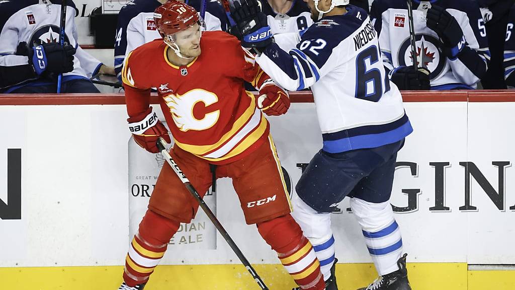 Nino Niederreiter (rechts) ist erster Torschütze der Jets in der neuen Saison