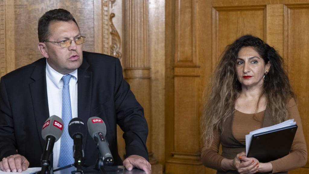 Der Präsident der Aussenpolitischen Kommission des Nationalrats, Laurent Wehrli, erläutert vor den Medien den Beschluss der Kommission, sekundiert von Vizepräsidentin Sibel Arslan (r.).