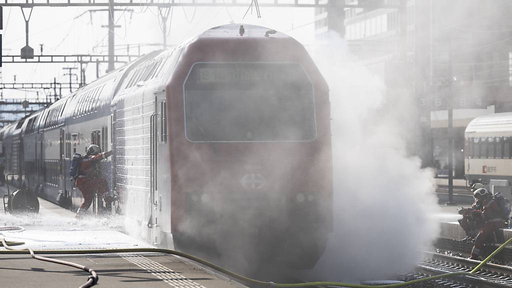 Eine brennende Lokomotive im Bahnhof Zürich Altstetten führte am Donnerstagabend zu grossen Beeinträchtigungen im Bahnverkehr.
