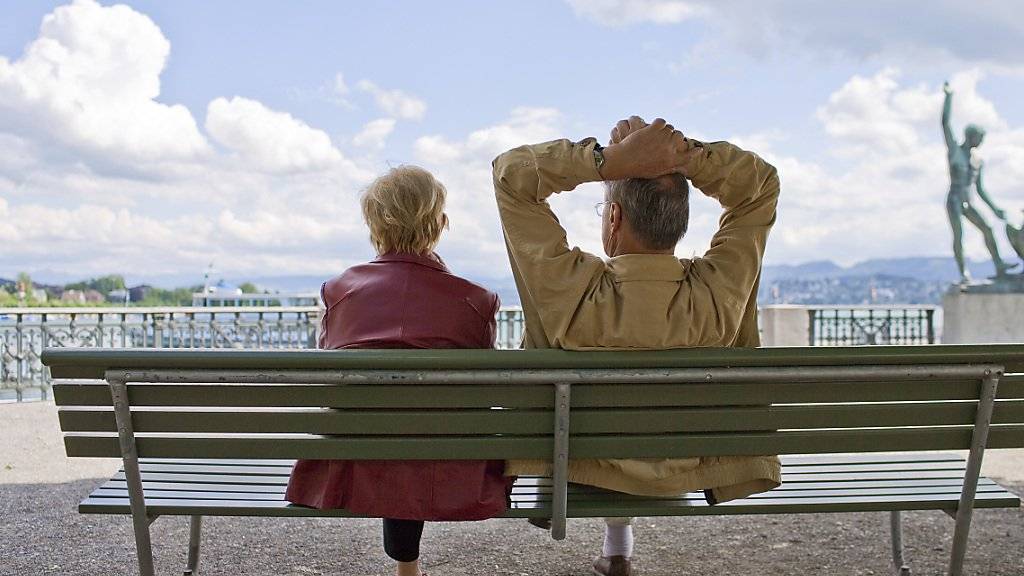 Schweizerinnen und Schweizer machen sich am meisten Sorgen um ihre Altersvorsorge, wie eine am Dienstag veröffentlichte Befragung zeigt. (Archivbild)