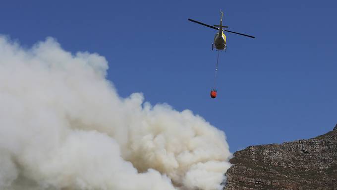 Flammen zerstören Flächen des Tafelbergs in Kapstadt