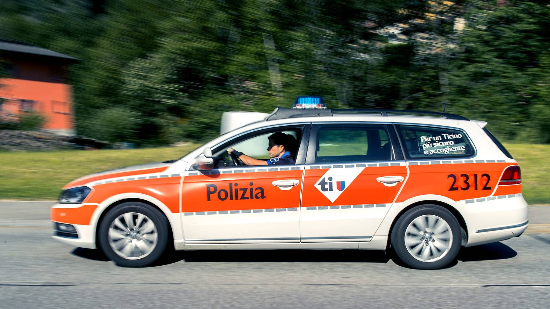 Die Kantonspolizei Tessin konnte an Ort und Stelle nur noch den Tod des verunfallten Autofahrers feststellen. (Symbolbild)