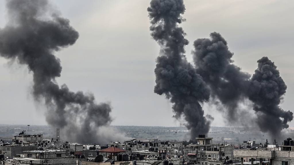 Nach einem israelischen Luftangriff steigt Rauch aus Gebäuden auf. Foto: Abed Rahim Khatib/dpa
