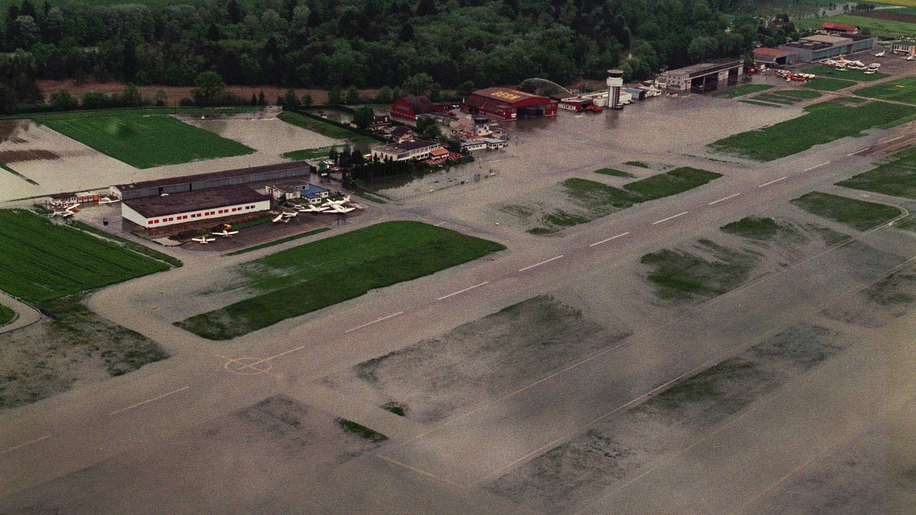 Land unter im Mai 1999: Der Flughafen Bern-Belp beim Hochwasser 1999