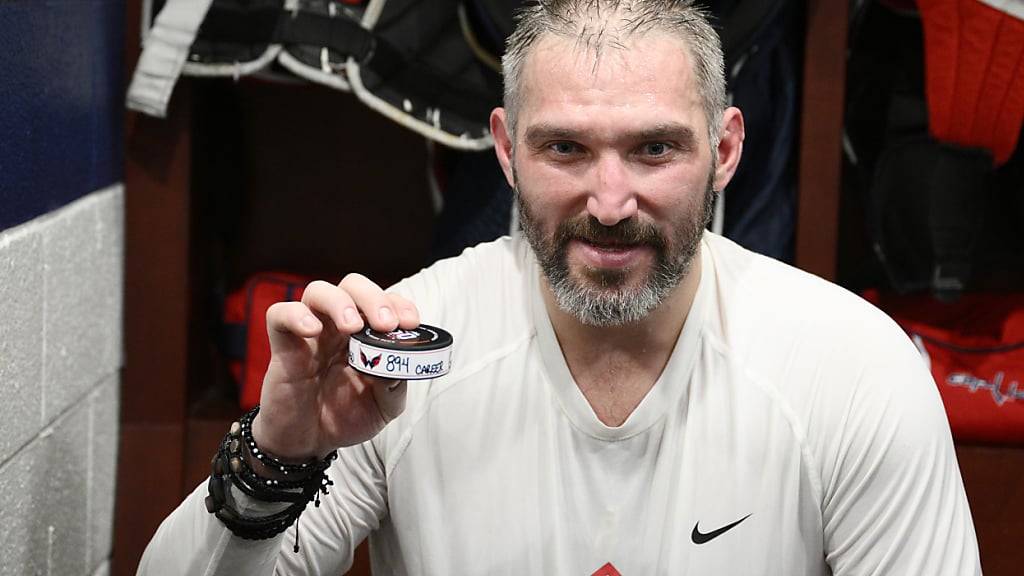 Alexander Owetschkin präsentiert den Puck, mit dem er den Tor-Rekord von Wayne Gretzky egalisiert hat