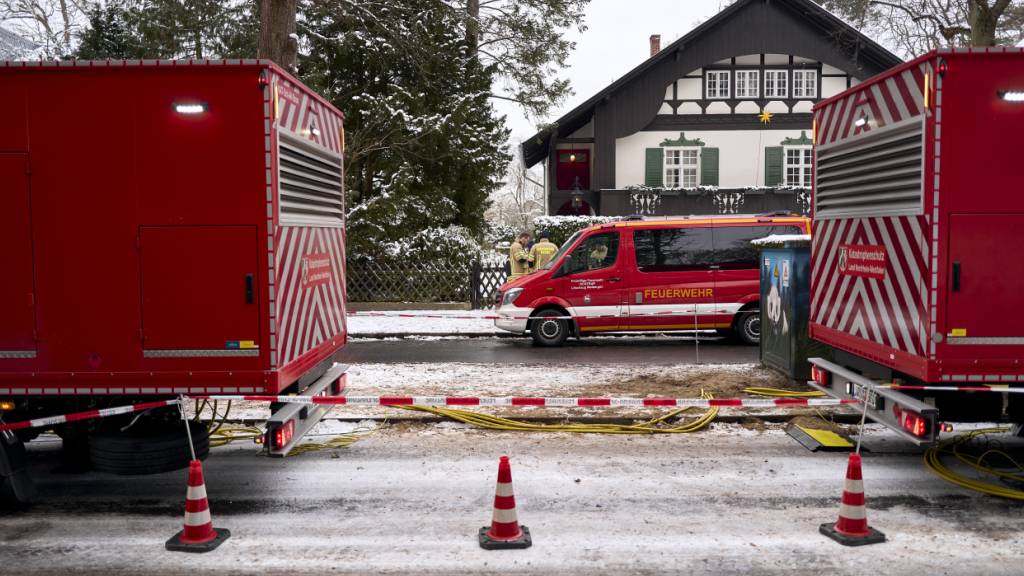 Die Feuerwehr aus dem Kreis Steinfurt mit ihren Stromerzeugern vom Typ Polyma 250 kVA ist zur Unterstützung nach Berlin angefordert, nachdem dort tagelang der Strom ausgefallen ist. Foto: Michael Ukas/dpa - ACHTUNG: Nur zur redaktionellen Verwendung im Zusammenhang mit der aktuellen Berichterstattung