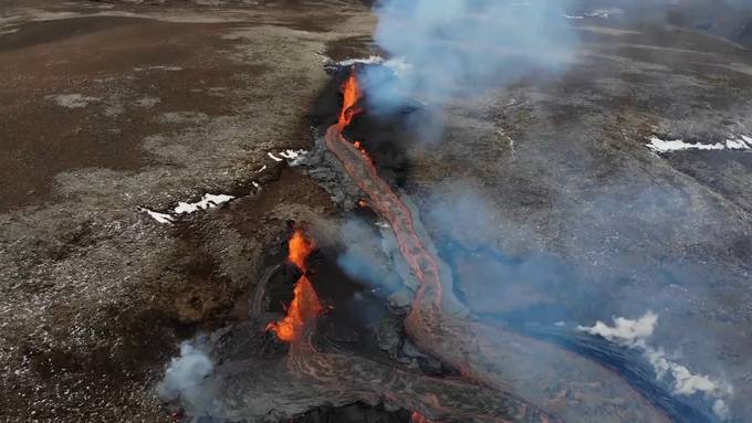 Naturspektakel auf lavasprudelnden Krater