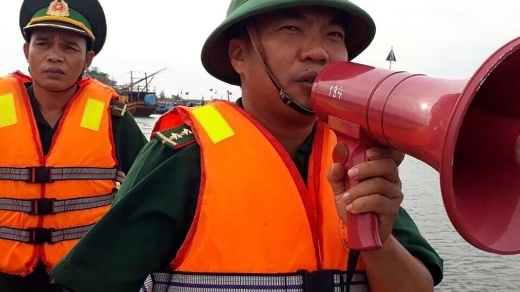 ARCHIV - Ein Offizier der Küstenwache spricht durch ein Megafon. Vietnam plant Evakuierung von 500.000 Menschen. Foto: Nguyen Duc Tho/VNA/AP/dpa