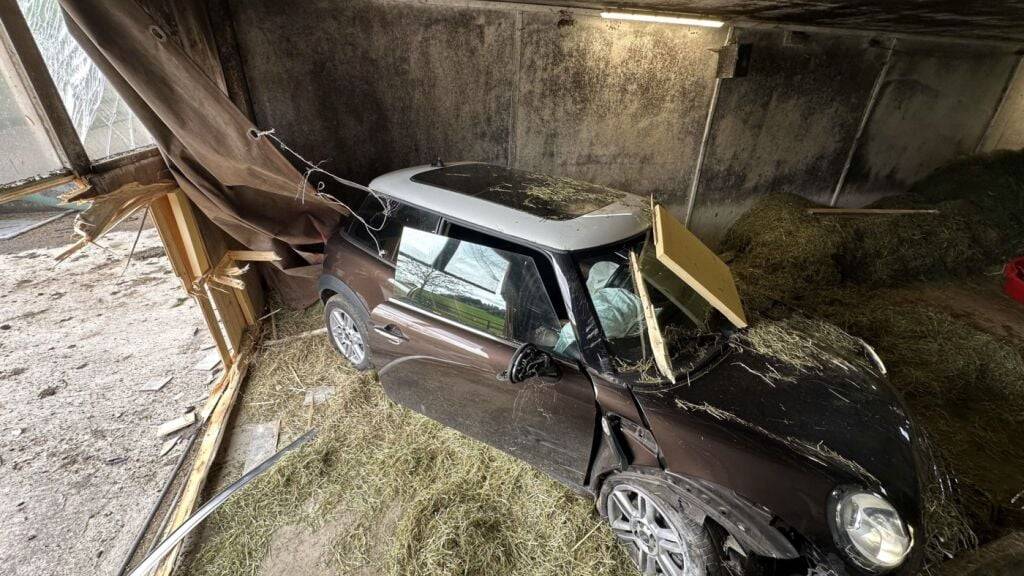 Der Unfallwagen fuhr durch das geschlossene Tor in den Kuhstall.