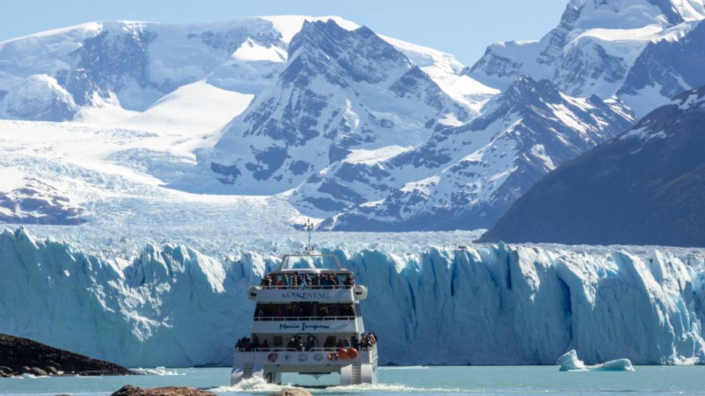 ARCHIV - Touristen fahren mit einem Boot durch den Lago Argentino an den Gletscher Perito Moreno im Naturpark «Los Glaciares» in Patagonien. Foto: Fede J. Ciarallo/dpa/Archivbild