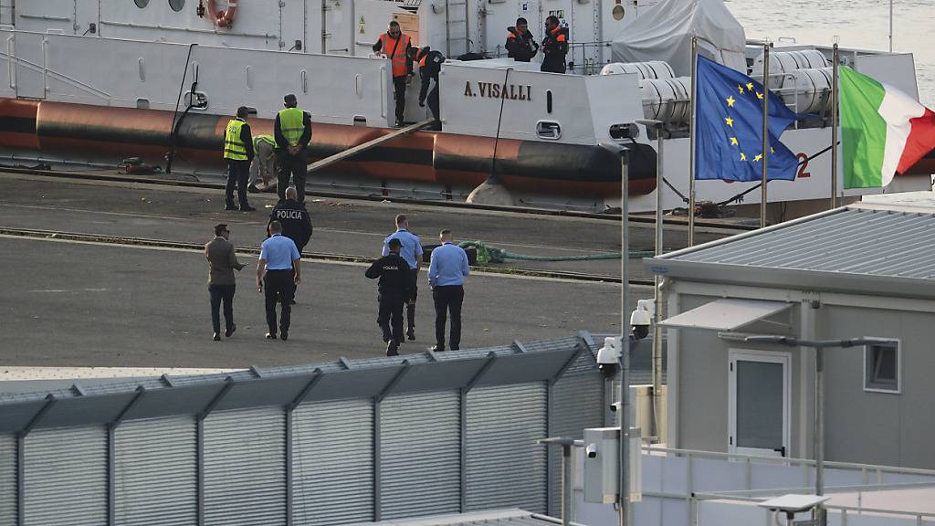 ARCHIV - Ein Schiff der italienischen Küstenwache, das sich auf die Abfahrt vom Hafen von Shengjin, Albanien, nach Italien vorbereitet. An Bord befinden sich Migranten. Foto: Vlasov Sulaj/AP/dpa