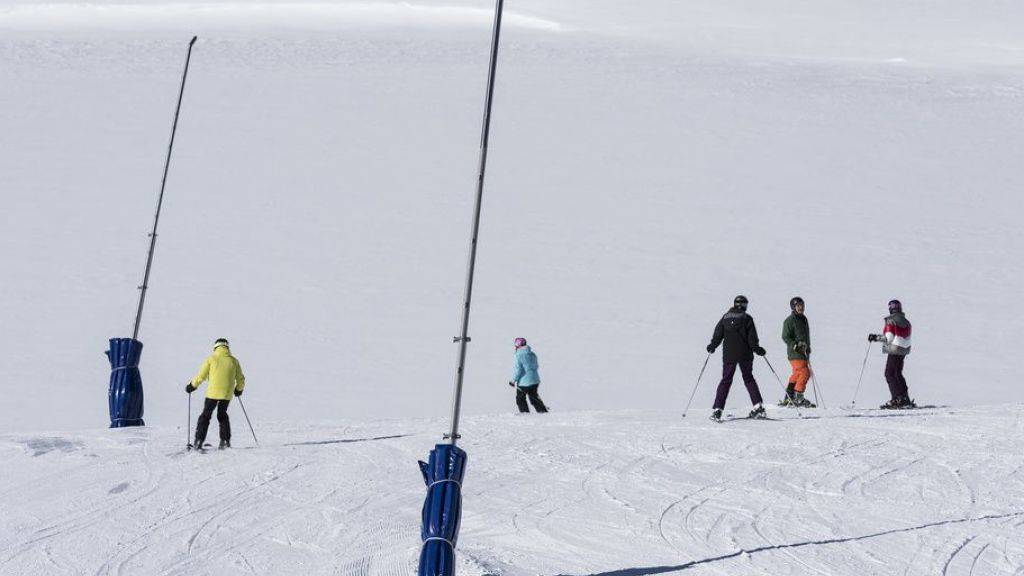 Durch die Erderwärmung erwarten die Wetterdienste weniger Schnee in den Alpen. Auch der zum Skifahren geeignete Zeitraum werde sich verkürzen. (Archivbild)