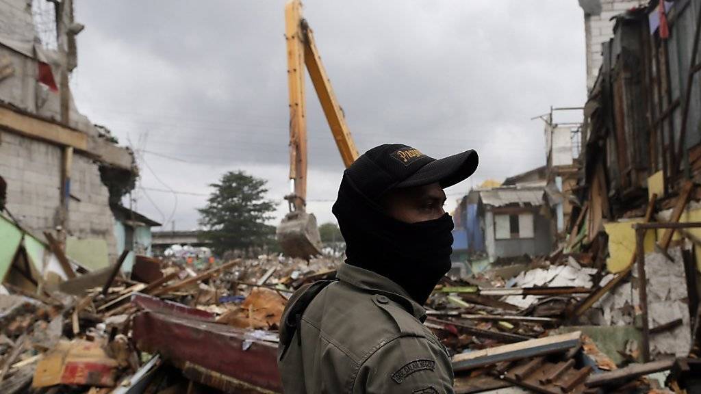 Ein Beamter überwacht den Abriss von Gebäuden in Jakartas grösstem Rotlichtviertel.