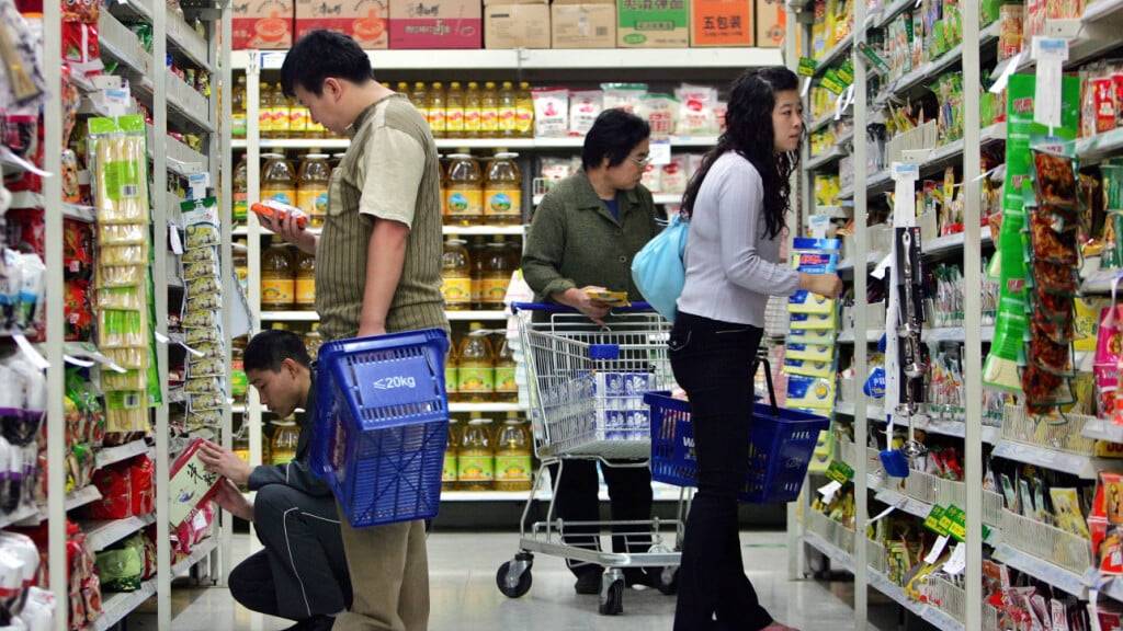 Chinas Verbraucherpreise sind im Mai auf Jahressicht weiter leicht gestiegen. Wie die Statistikbehörde am Mittwoch in Peking mitteilte, lag der entsprechende Index 0,3 Punkte höher als im Mai 2023. (Symbolbild)