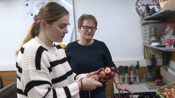 «Halte den Faden eng am Bund» – So entsteht der Zibelezopf